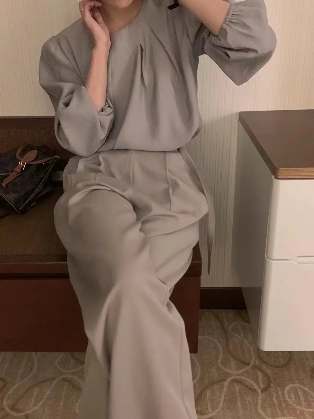 라운드넥 주름 퍼프소매 블라우스 상세 이미지 10
