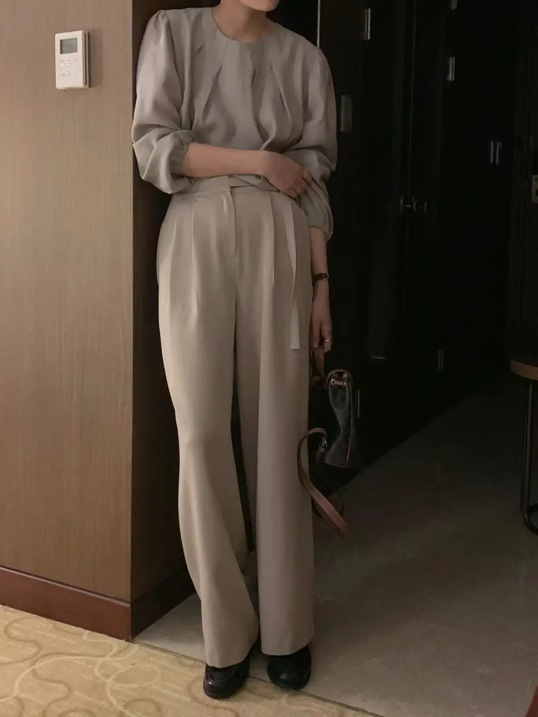 라운드넥 주름 퍼프소매 블라우스 상세 이미지 13