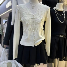 批发<b class='q'>韩国</b>东大门2025秋季新款<b class='q'>蕾丝</b>拼接V领长袖针织开衫简约休闲上衣
