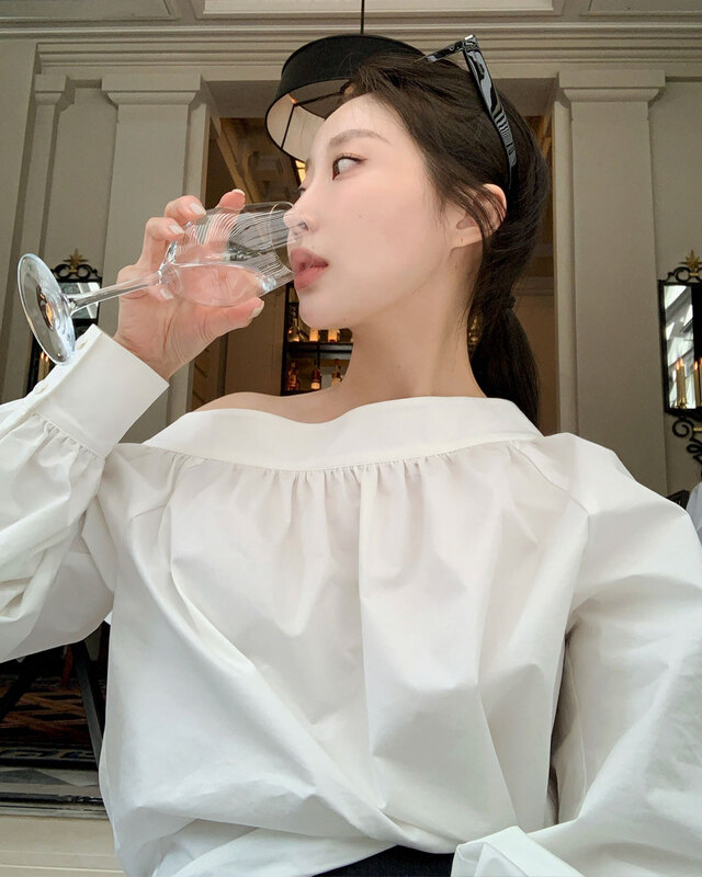 위크데이 코시 오프숄더 퍼프슬리브 블라우스