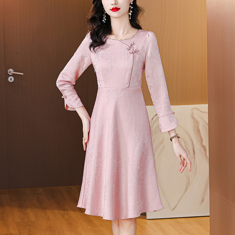 PF19083# 新中式粉色方领盘扣提花连衣裙女春季2024新款减龄中裙女裝貨源服裝批發