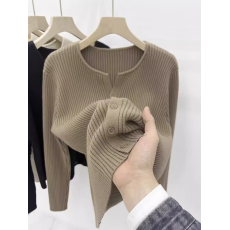 批发<b class='q'>品牌</b>折扣女装剪标外贸坑条针织开衫女春秋毛衣外套内搭打底上衣