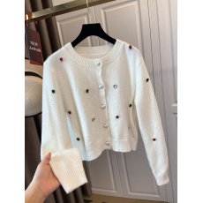 批发<b class='q'>实拍</b> 原创爱心扣小亮片单排扣春秋宝石手工钉珠开衫毛衣