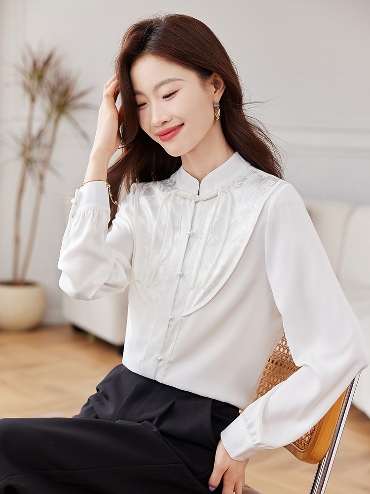 2026 가을 새로운 품격 레트로 스탠드 칼라 단추 프린트 싸움 주문 제품 버클 단색 긴팔 쉬폰 여성 셔츠