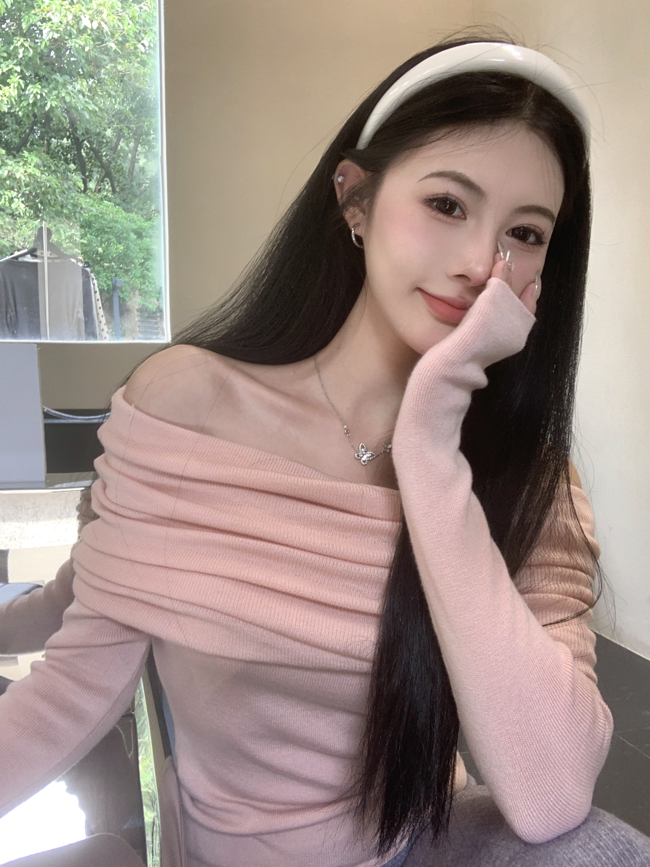흔들어서 톤 주간 고양이 품질 부드러운 바람 쇼트 스타일 몸매 가꾸기 슬림해 보이는 보트넥 오프숄더 느긋한 단색 긴팔 니트 스웨터