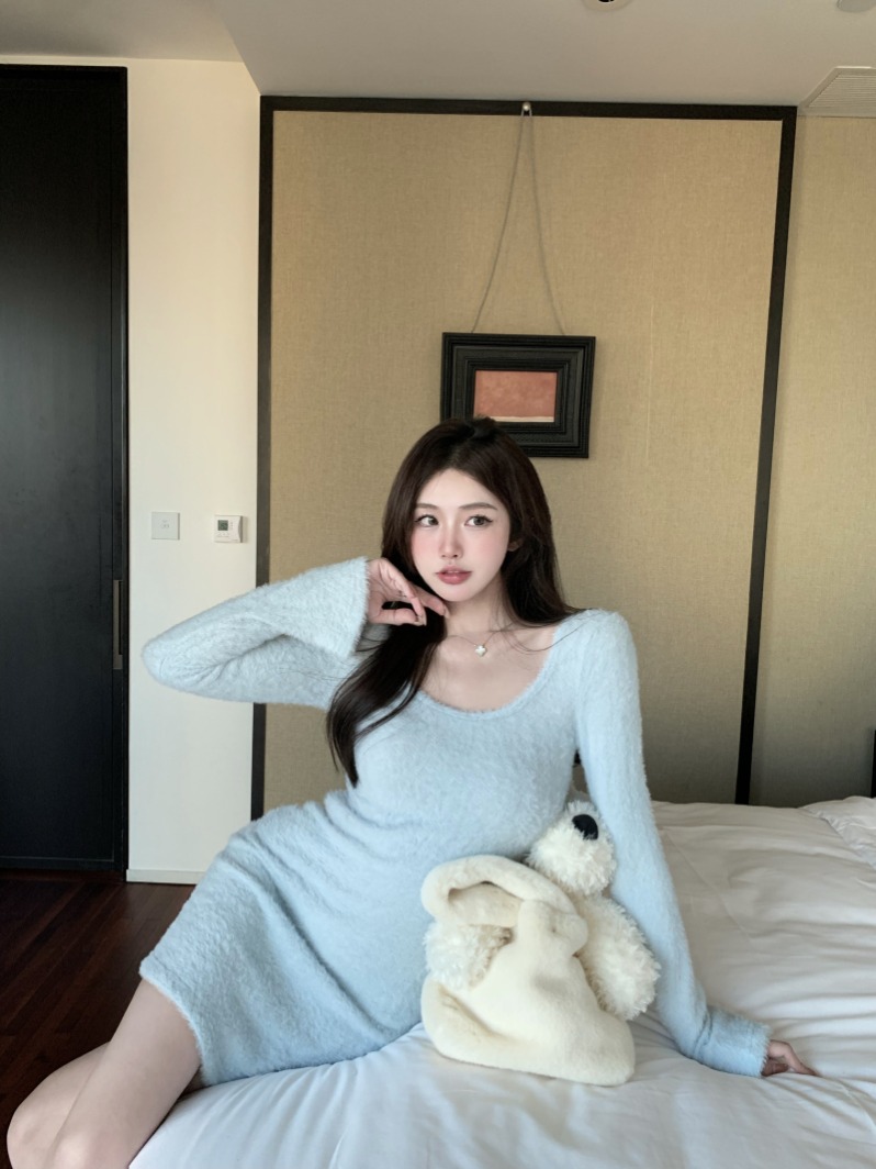 파란색 긴팔 니트 여성 드레스 가을 순수한 욕망 낮은 네크라인 타이트 만나는 미니 스커트 핫걸 몸매 가꾸기 타이트 스커트 치마