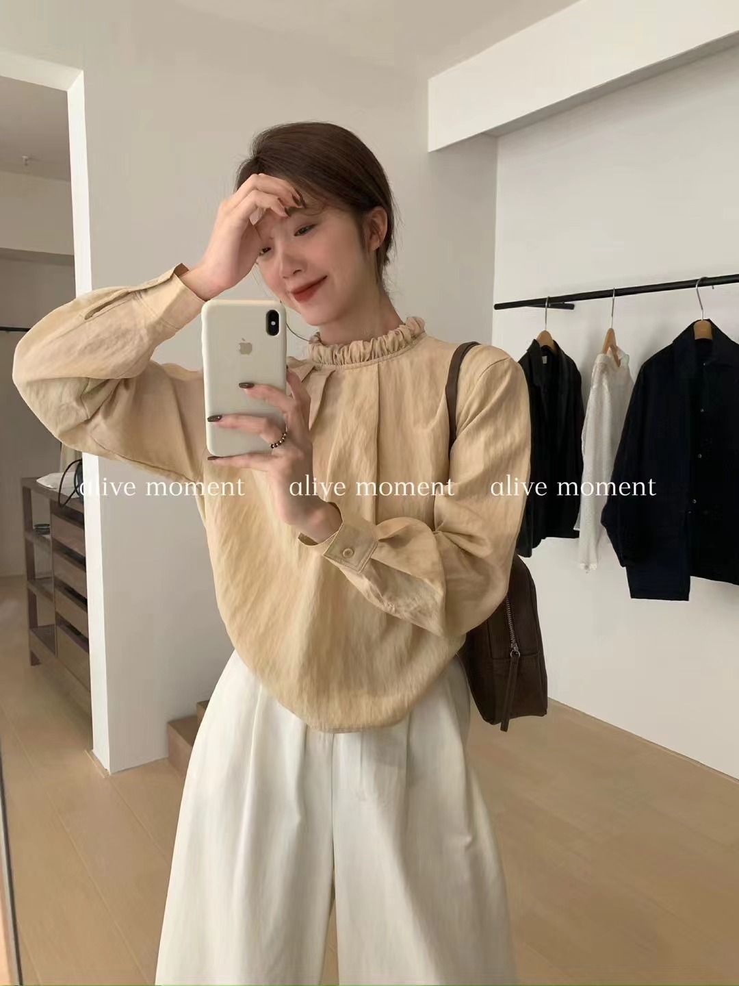 봄 2026 새로운 스탠드 칼라 프릴 단색 스트랩 긴팔 여성 셔츠 루즈핏 품격 짧은 맨위