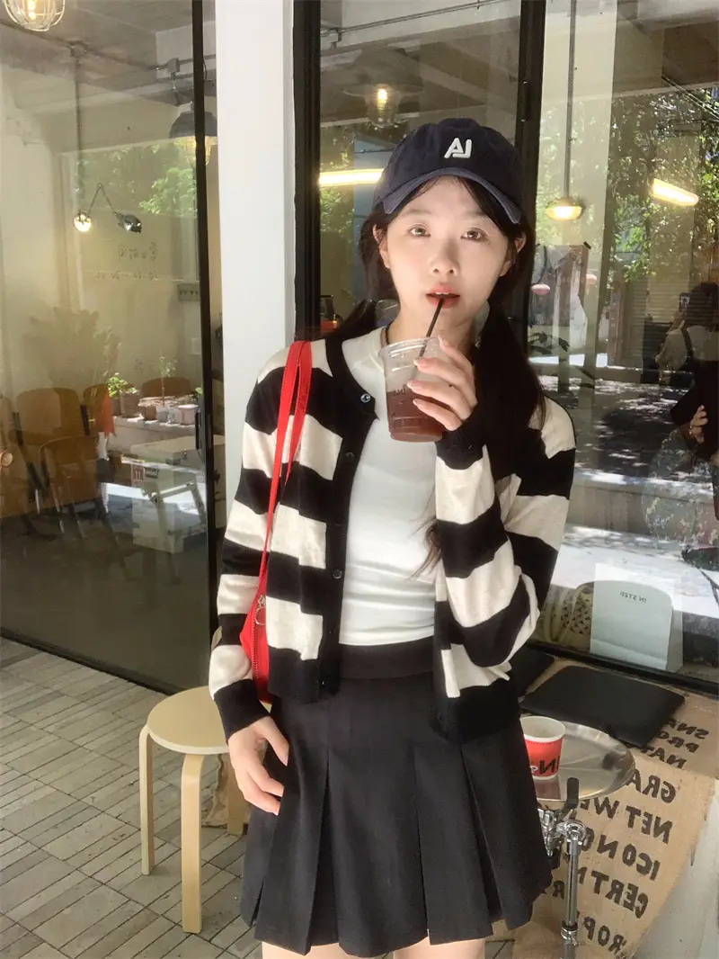 한국인기 레트로 자수 배색 루즈핏 스트라이프 니트 가디건 상세 이미지 4