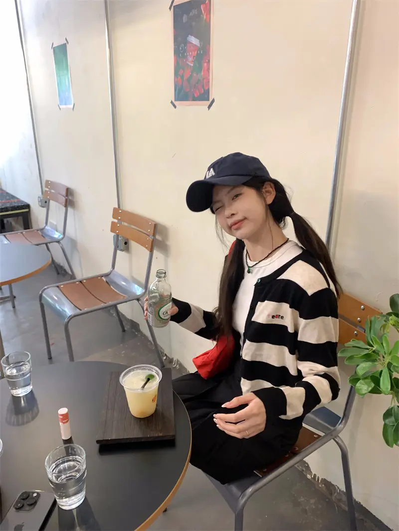 한국인기 레트로 자수 배색 루즈핏 스트라이프 니트 가디건 상세 이미지 6