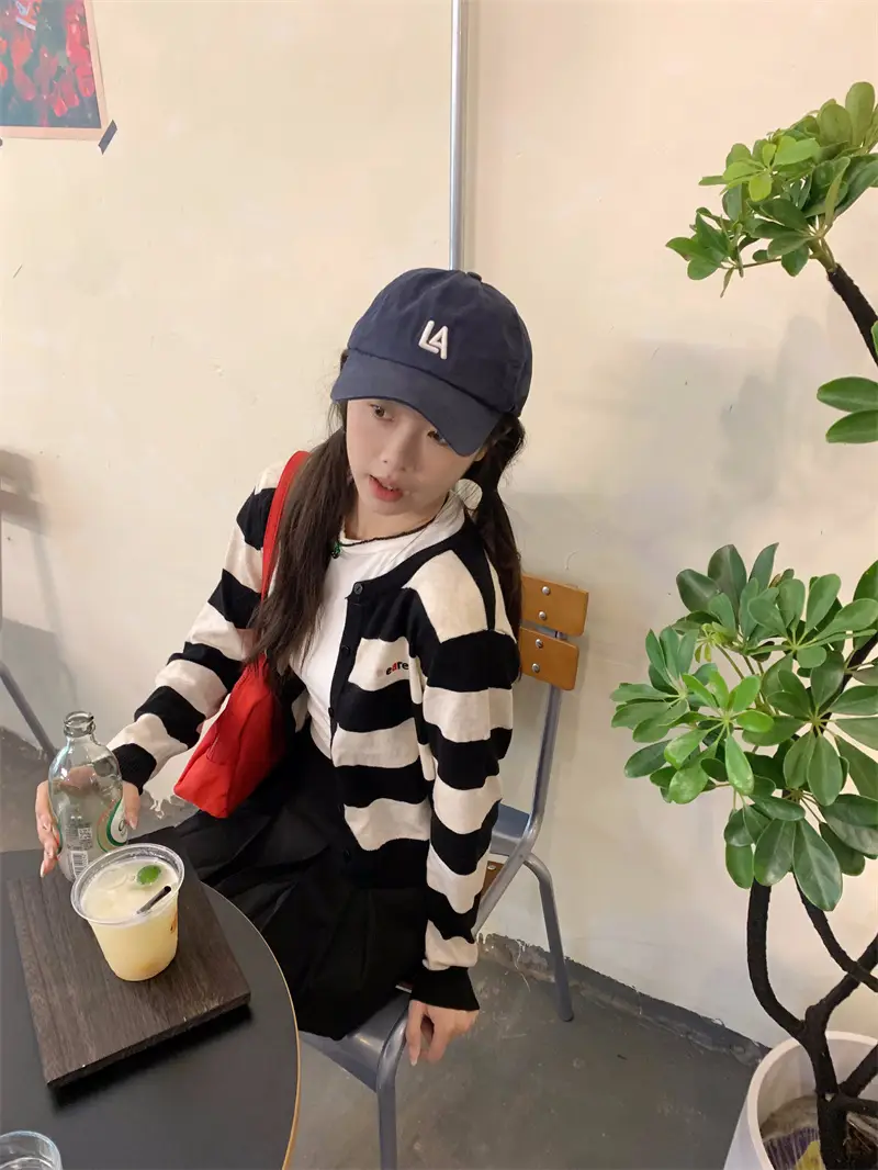 한국인기 레트로 자수 배색 루즈핏 스트라이프 니트 가디건 상세 이미지 8