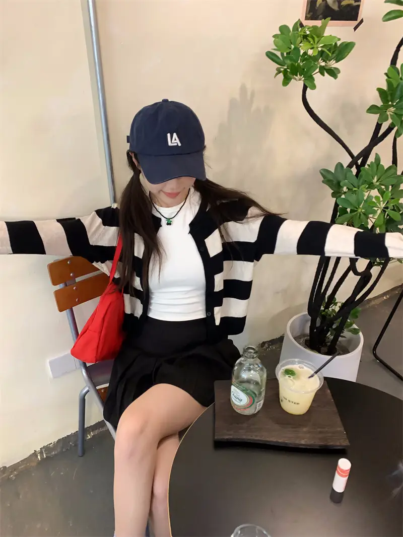 한국인기 레트로 자수 배색 루즈핏 스트라이프 니트 가디건 상세 이미지 13