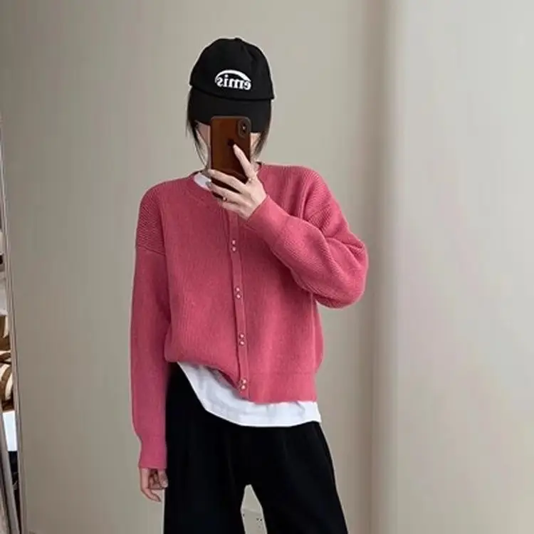 단색 버튼 디테일 라운드넥 울 카디건 상세 이미지 4