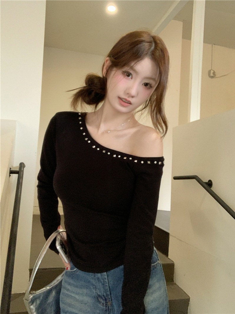 Photographed: Hot Shoulder-Strap Off-the-Shoulder Rivet and Diamond-embellished Top with Pleated Waist-cinch to Highlight Figure Elastic Base Layer Shirt