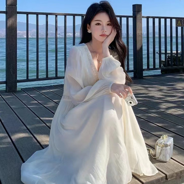 绝美精致女孩超仙长袖连衣裙2024秋季新款显瘦高级感小白裙约会裙