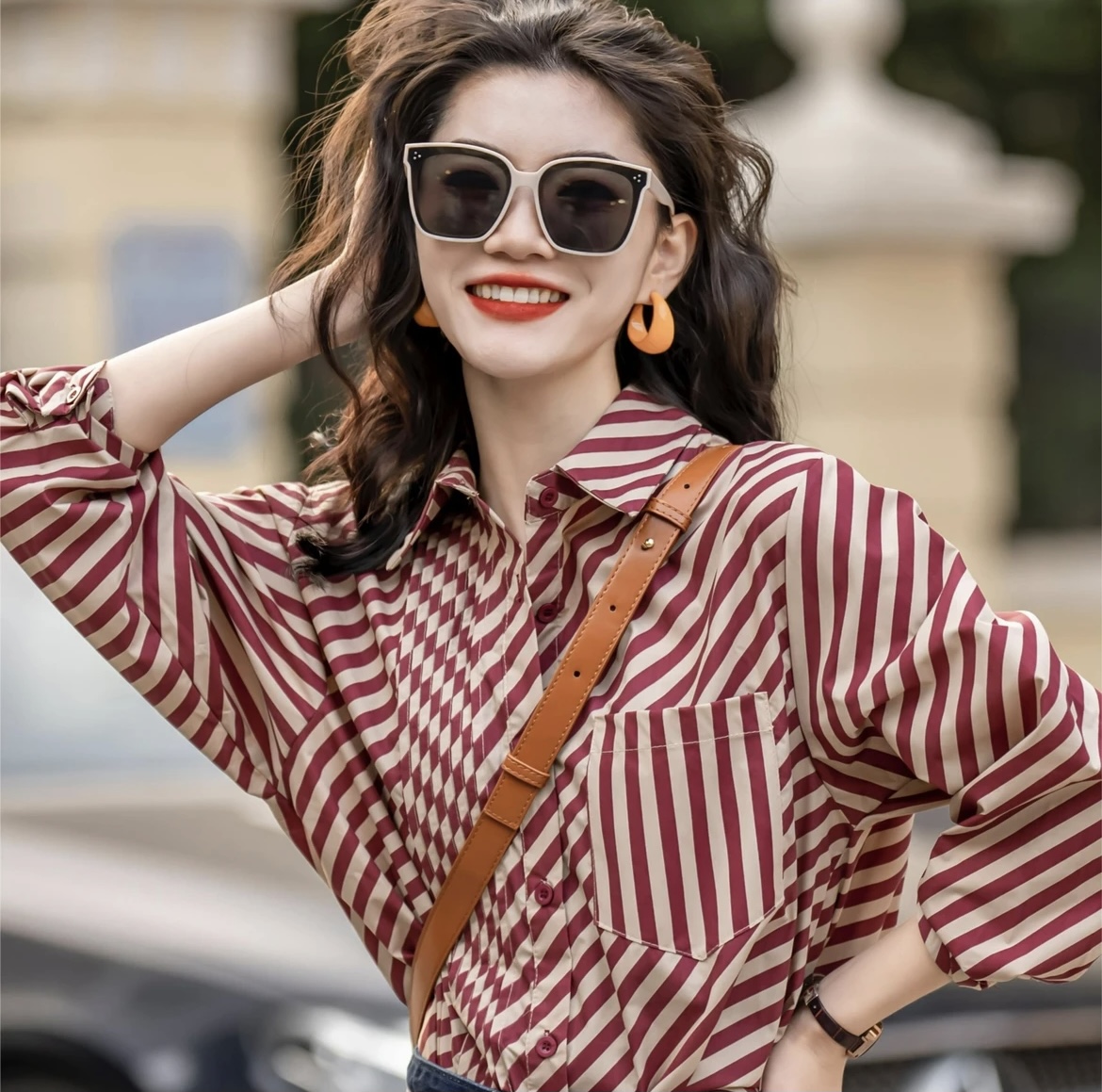 빨간색 스트라이프 여성 셔츠 2025 가을 새로운 레트로 디자인 센스 작은 대중 스택 착용 셔츠 고유 한 Chic 맨위