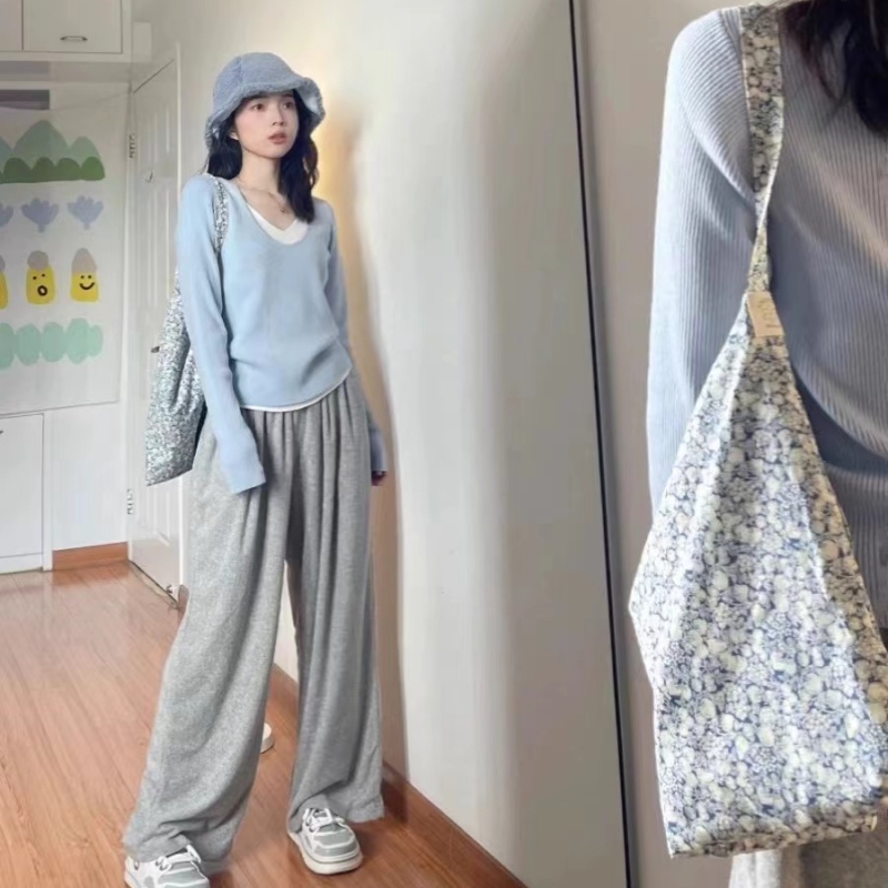 A complete set of tea-style outfits for a small, high-end, pure-desire fake two-piece knitted top and casual pants two-piece set