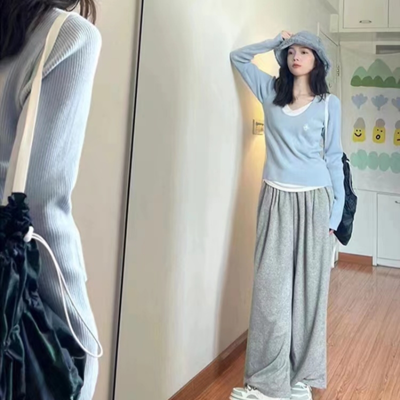 A complete set of tea-style outfits for a small, high-end, pure-desire fake two-piece knitted top and casual pants two-piece set