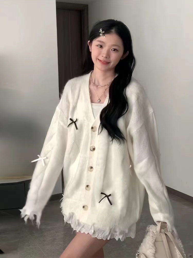 Off-white v-neck loose and lazy style knitted cardigan with high-end skirt and early autumn top for women