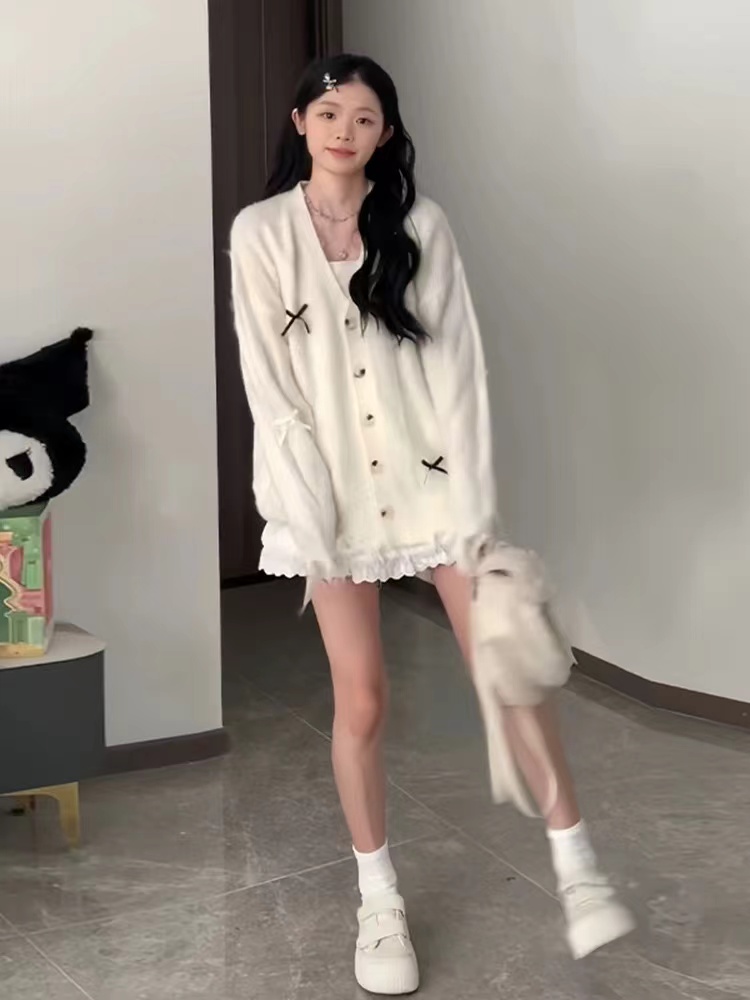 Off-white v-neck loose and lazy style knitted cardigan with high-end skirt and early autumn top for women