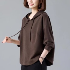 批发休闲连帽卫衣女春季2026新款宽松洋气中<b class='q'>老年</b>妈妈薄款时尚遮肚上衣