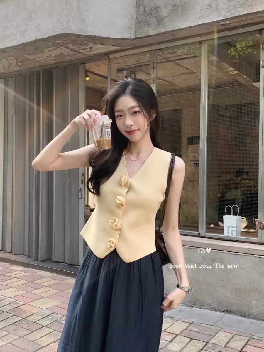 Gentle style three-dimensional flower V-neck vest women's summer niche slimming cream yellow top