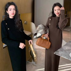 新品#孕妇秋装连衣裙2025新款秋冬时尚高级感小众立领过膝针织裙