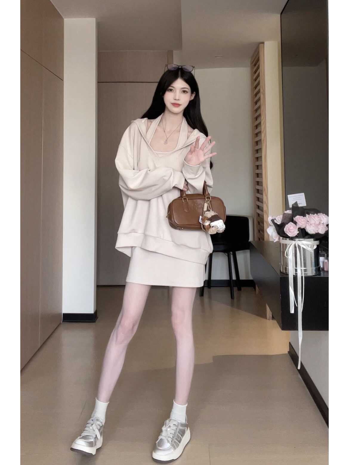 松本喪喪氣質穿搭衛衣套裝女韓系小個子收腰顯瘦純色設計感吊帶裙