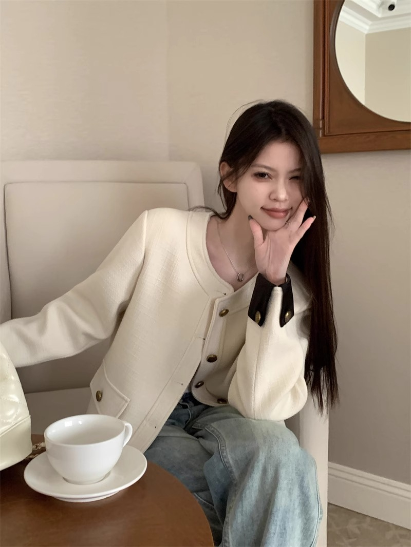 Herfst en winter 2024 nieuwe high-end korte top dameskleding design zin niche kleine geur stijl wit populair_voghion.com