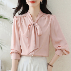 批发法式复古蝴蝶结飘带<b class='q'>衬衫</b>女2026新款珍珠装饰缎面通勤<b class='q'>职业</b>上衣