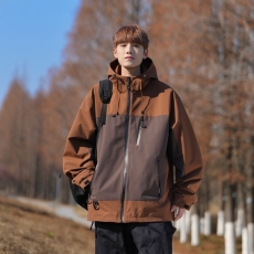 批发实拍2024秋冬冲锋衣外套拼色工装潮流情侣款夹克防水防风连帽宽松