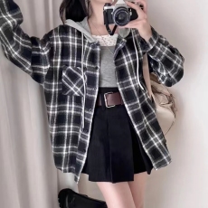 批发<b class='q'>韩版</b>春季撞色连帽格子衬衫原宿风休闲设计感宽松衬衣外套女衬衣