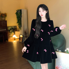 批发实拍大码女装2025秋冬赫本风圆领泡泡袖减龄蝴蝶结黑色丝绒连衣<b class='q'>裙</b>