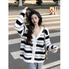 批发黑白条纹水貂绒毛衣外套女秋冬新款V领宽松小香风针织开衫上衣潮