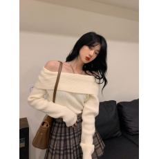 批发慵懒风一字肩毛衣女秋<b class='q'>冬</b>短款漏肩高级感黑色一字领针织上衣