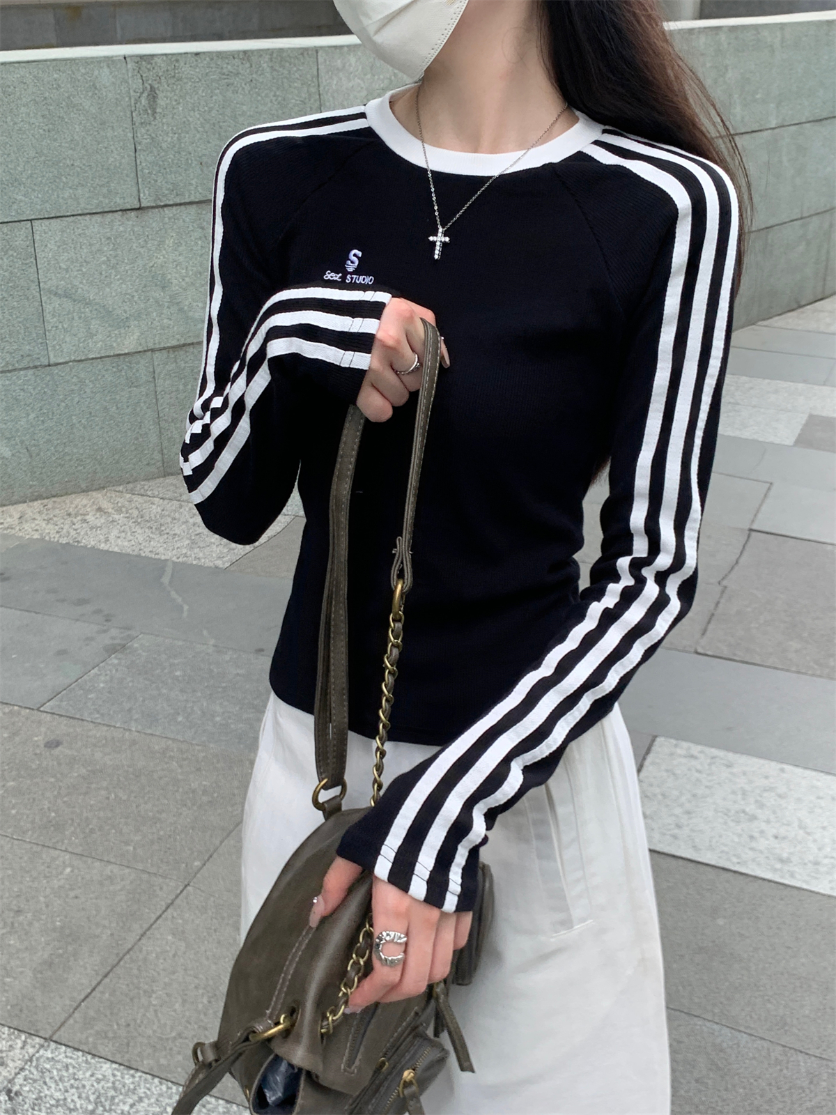 Real shot of autumn Korean style contrasting color raglan strip embroidery design versatile long-sleeved inner T-shirt top for women