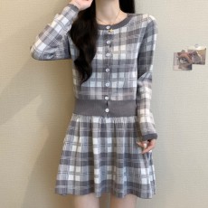 批发实拍实价秋季<b class='q'>学院</b><b class='q'>风格</b>纹修身显瘦针织衫＋高腰小众气质短裙两件套