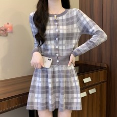 批发实拍实价秋季<b class='q'>学院</b><b class='q'>风格</b>纹修身显瘦针织衫＋高腰小众气质短裙两件套