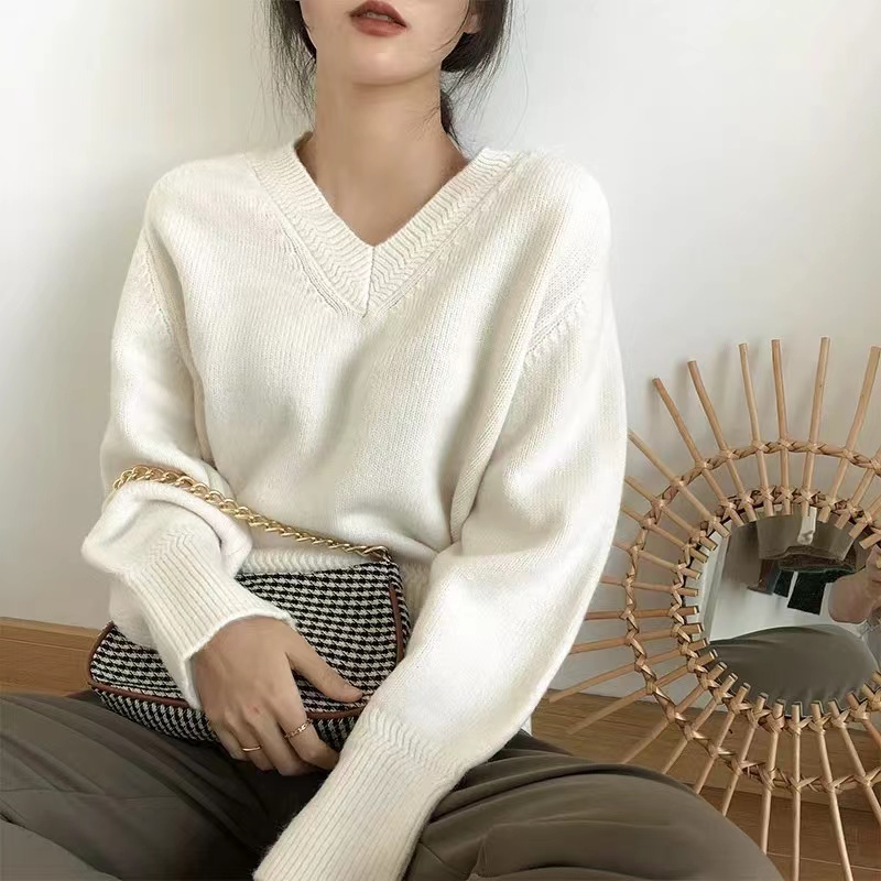 V-neck sweater women's retro Japanese style pullover 2024 new autumn and winter versatile loose lazy style sweater