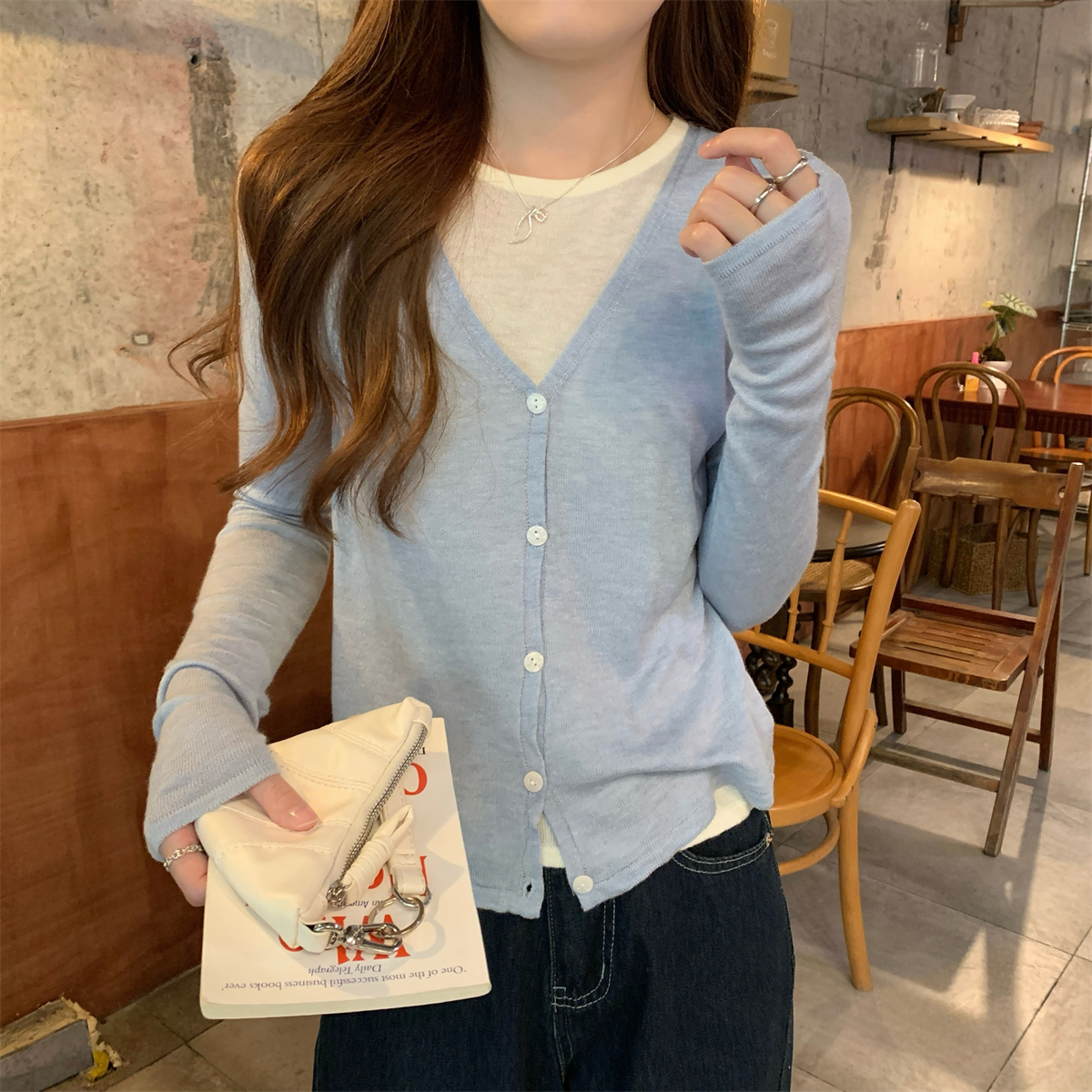 Real shot of autumn Korean style contrasting fake two-piece v-neck 6 wool single-breasted sweater long-sleeved inner top