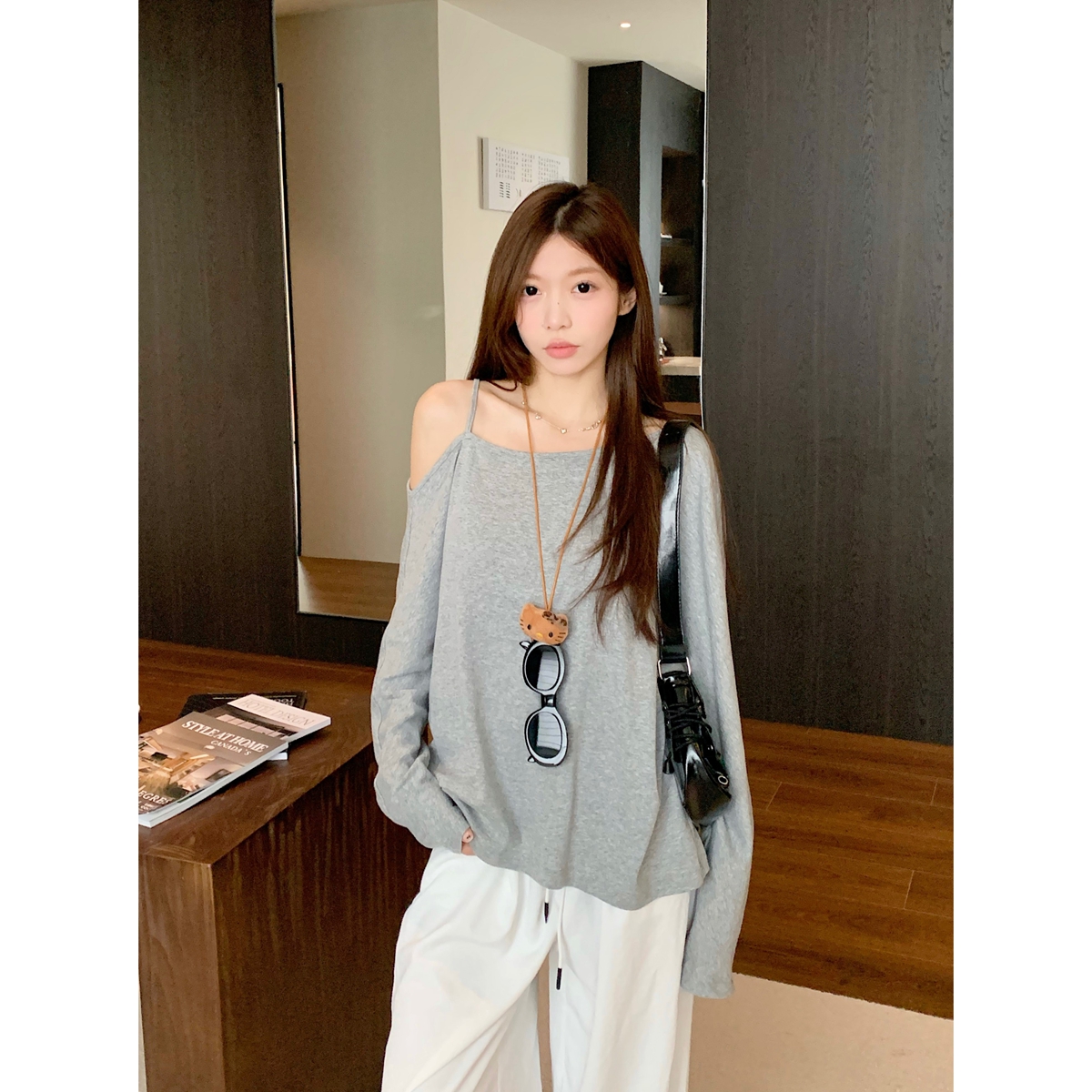 Actual shot of autumn and winter Korean style loose-fitting sloping shoulders, irregular lazy design, long sleeves and long-sleeved tops