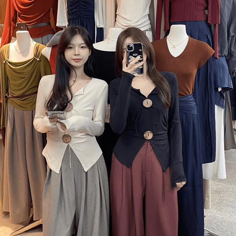 봄 가을 Chic 달콤한 핫걸 레트로 V넥 트임 몸매 가꾸기 기본 셔츠 여성 디자인 센스 작은 대중 긴팔 티셔츠 맨위