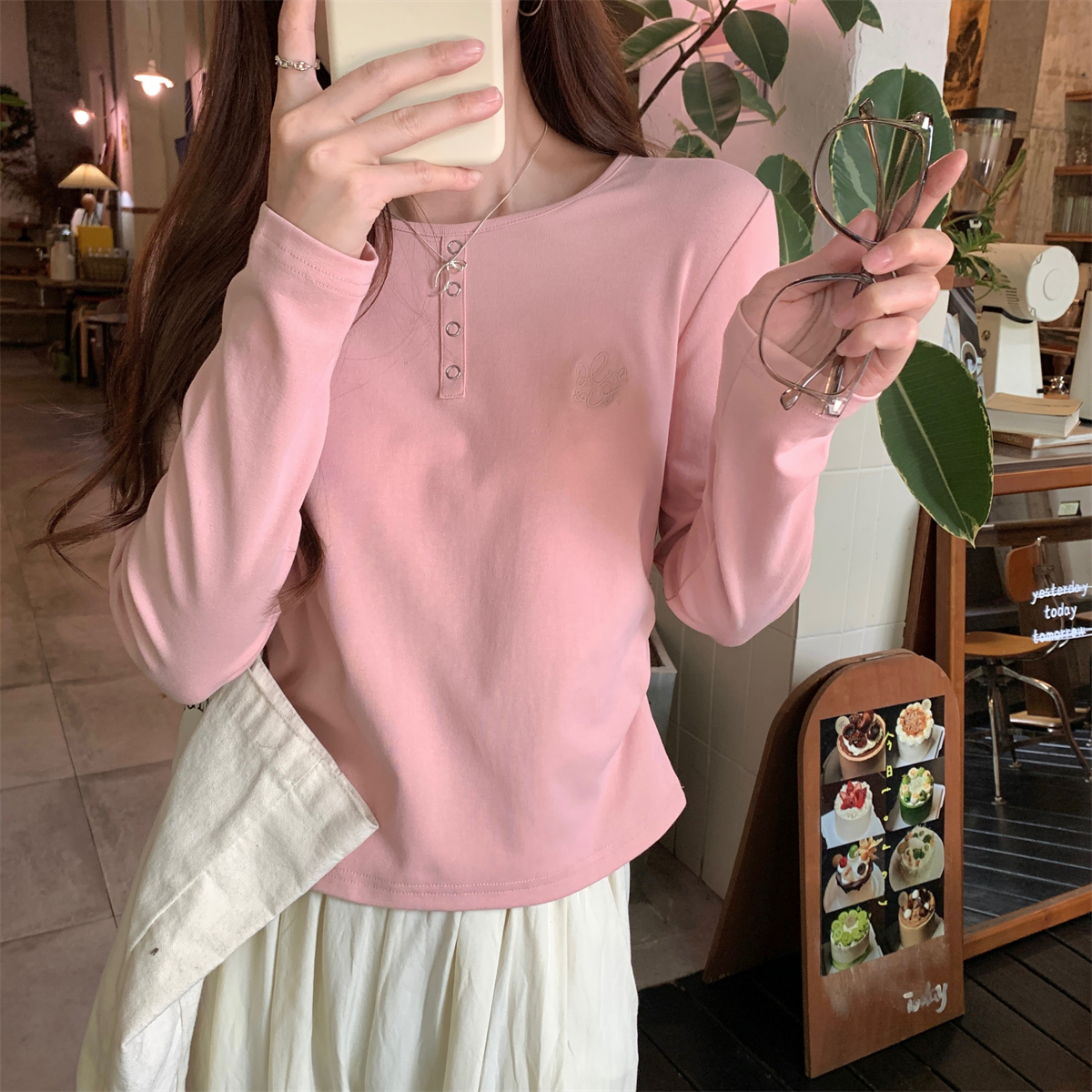 Actual shot of autumn and winter Korean style round neck stud button embroidered pleat design versatile cotton long-sleeved T-shirt inner top