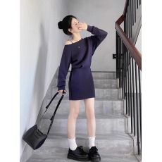 批发美式复古斜肩卫衣连衣裙女小个子收腰显瘦气质高级感露肩包臂短裙