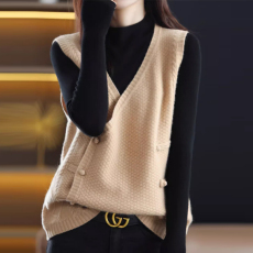 批发新年红色V领盘扣羊绒衫<b class='q'>女</b>士秋冬新款本命年宽松马甲羊毛针织背心