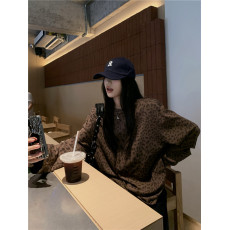 批发实拍实价 豹纹垫肩长袖T恤早秋破洞大版长袖上衣