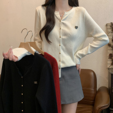 批发实拍安迪绒长袖毛衣女<b class='q'>秋</b>冬2024纽扣设计感圆领纯色短款保暖针织衫