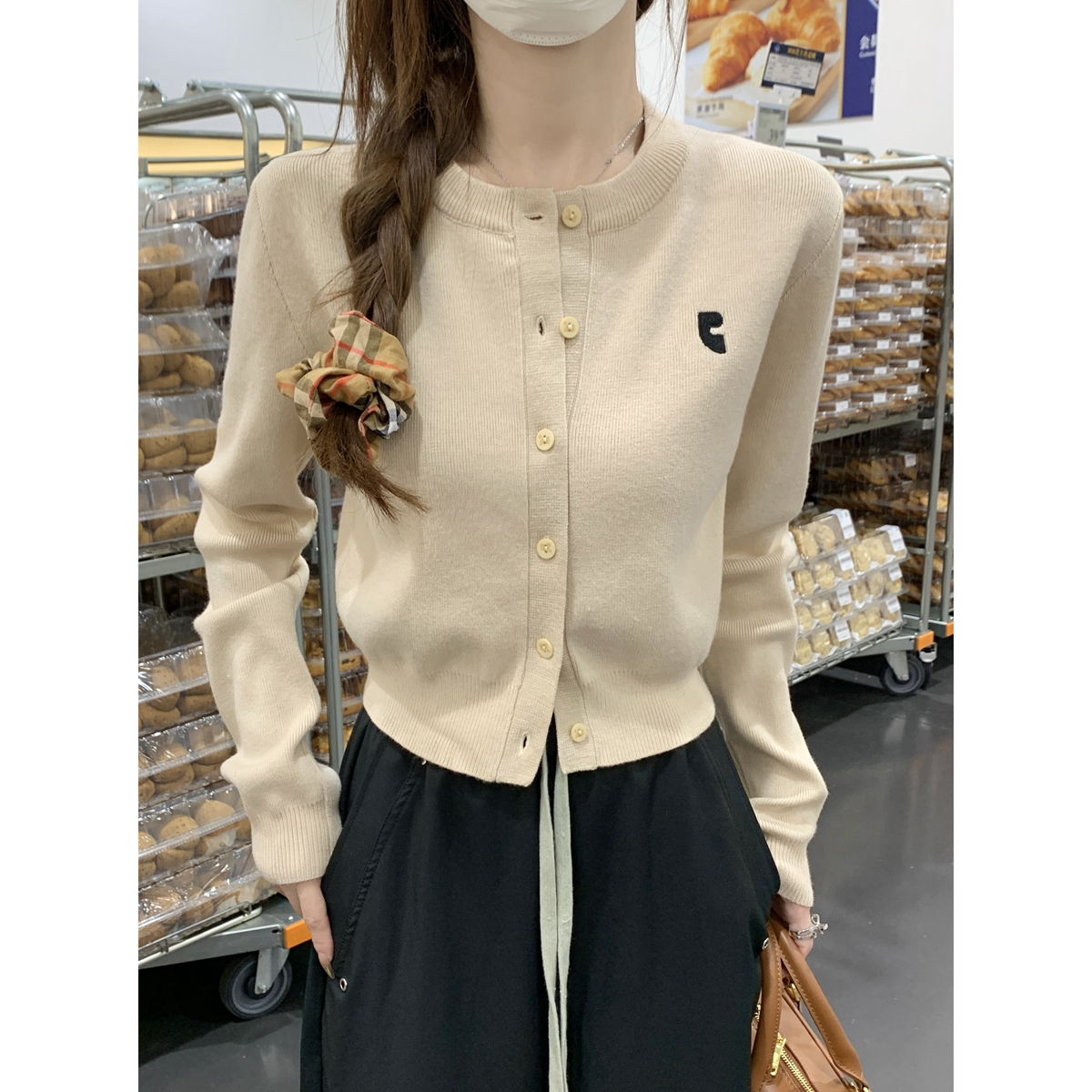 Actual shot of autumn and winter Korean style round neck single-breasted short embroidered versatile knitted cardigan long-sleeved jacket top