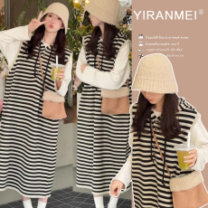 批发新品~2024<b class='q'>秋</b>冬新款网红韩版时尚上衣+条纹连帽马甲裙套装