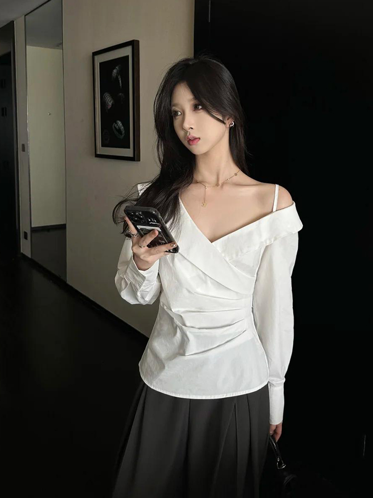 정가 재고 있음 프랑스식 품격 서리가 내린 부서 고급 센스 허리 수축 오프숄더 여성 셔츠 봄 슬림해 보이는 디자인 센스 긴팔