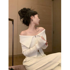 批发早秋一字肩长袖<b class='q'>打底衫</b>女装设计感别致露肩上衣双拉链短款针织毛…
